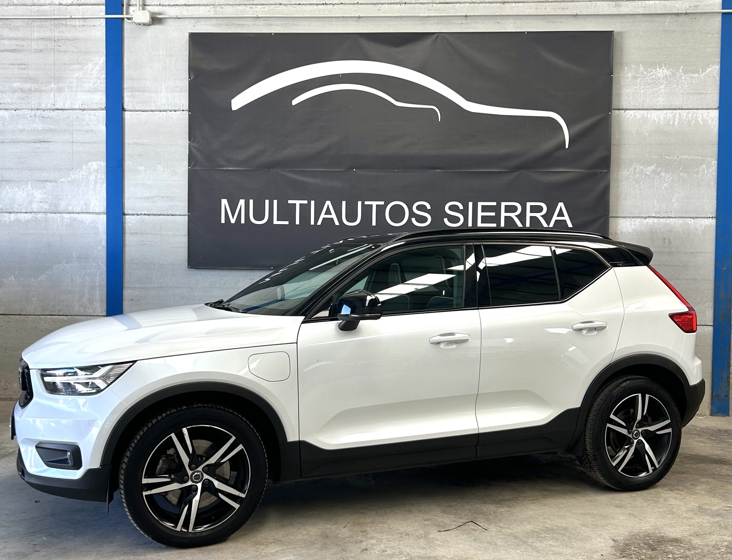 VOLVO XC40 HIBRIDO ENCHUFABLE R-DESIGN