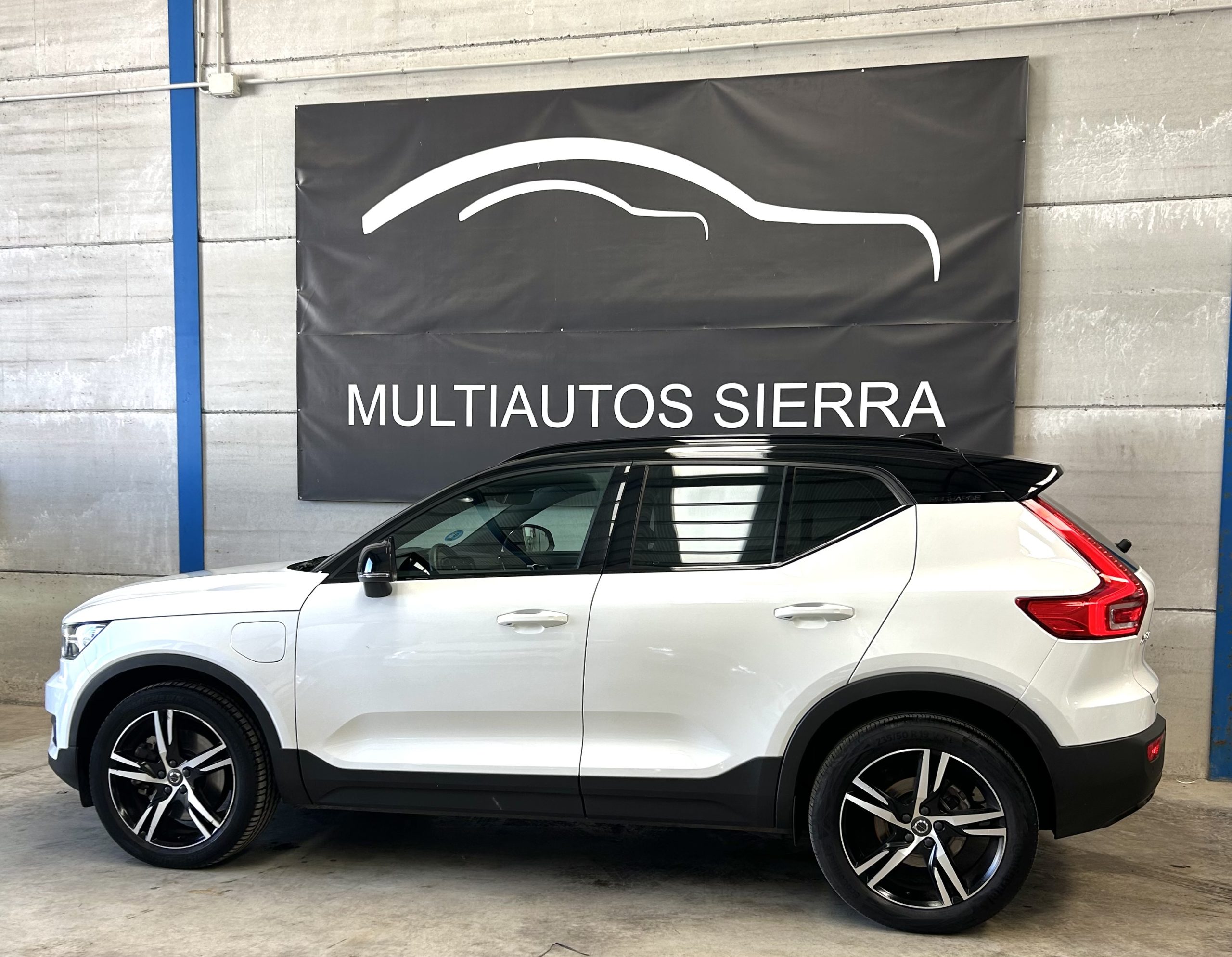 VOLVO XC40 HIBRIDO ENCHUFABLE R-DESIGN